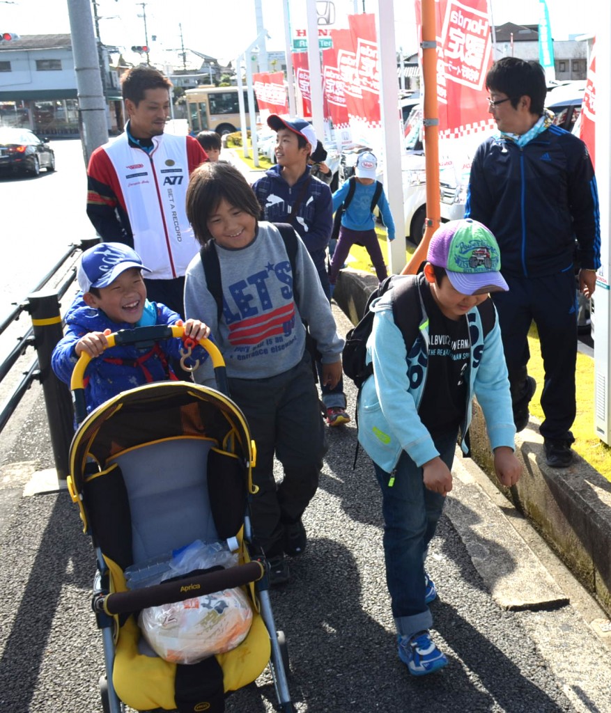 ベビーカーを押す男子生徒